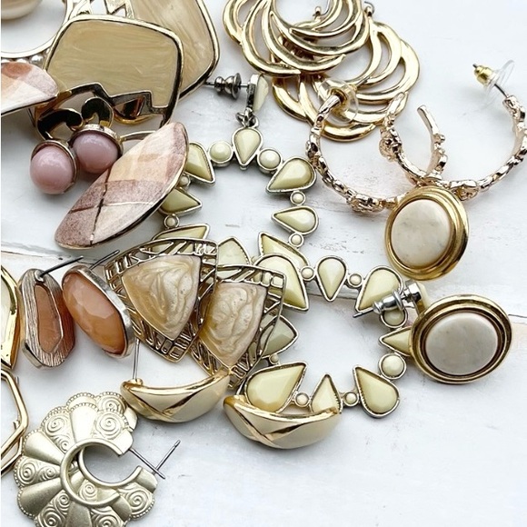 Estate Lot of Vintage to Modern Earrings, 17 pairs Clip Earrings - Picture 5 of 9